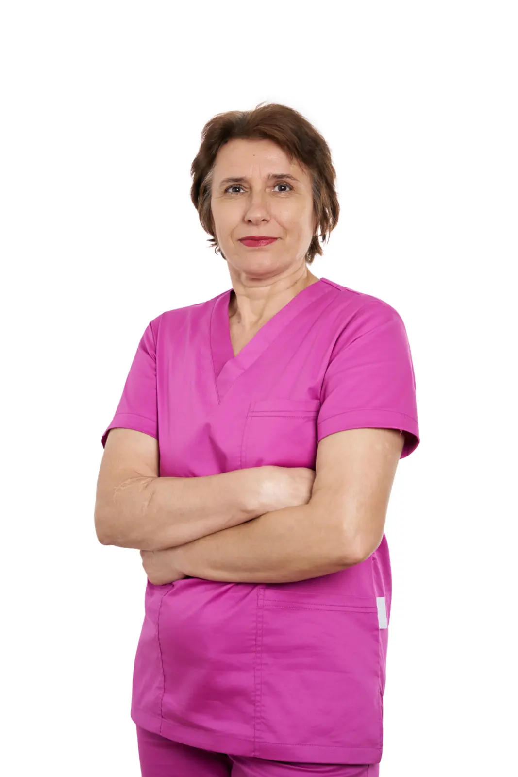Asistentă medicală matură îmbrăcată în scrubs roz, cu brațele încrucișate, AsertivO Otopeni