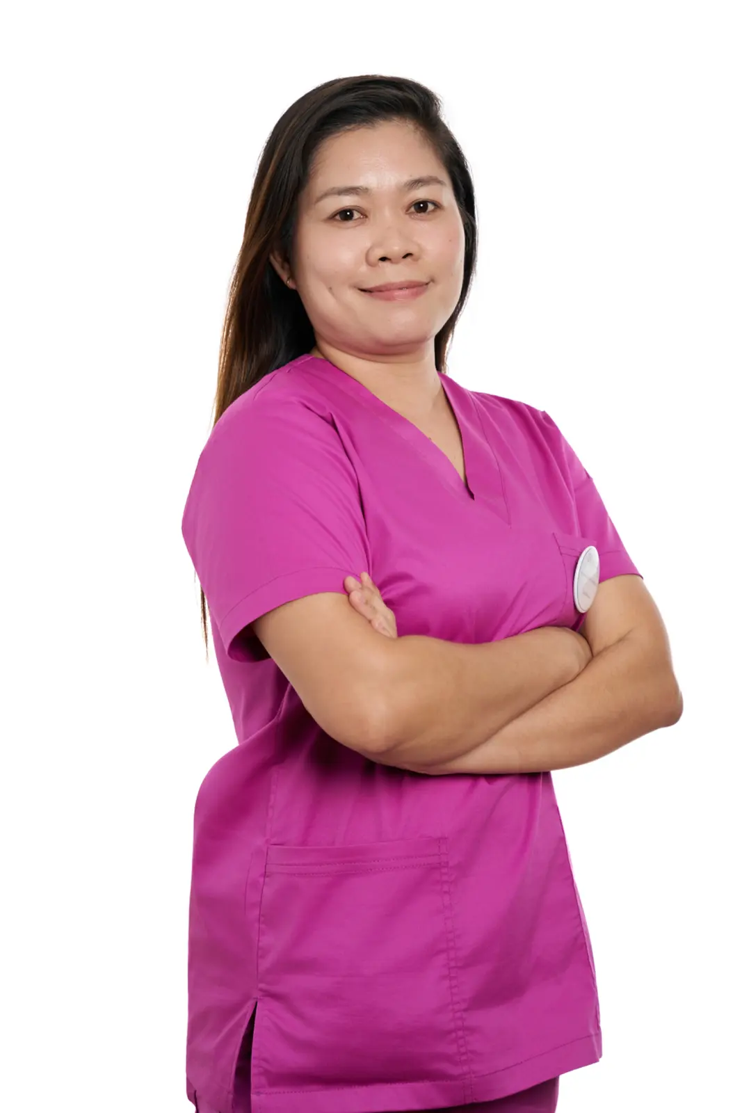 Asistentă medicală tânără îmbrăcată în scrub roz, cu brațele încrucișate, zâmbind cu încredere, AsertivO Otopeni