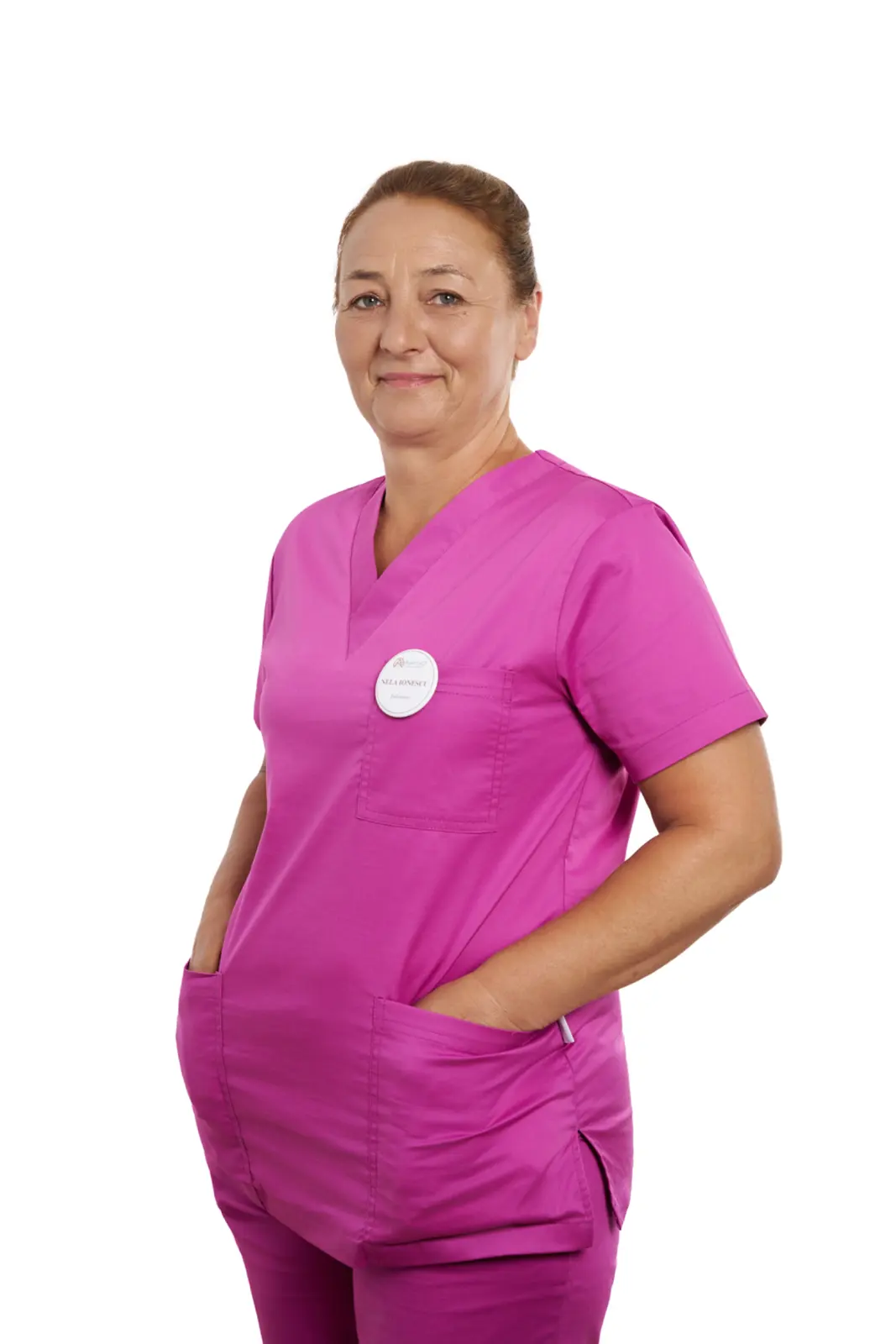 Asistentă medicală în uniformă roz-fuchsia, pozând profesional în centrul de îngrijire seniori, AsertivO Otopeni