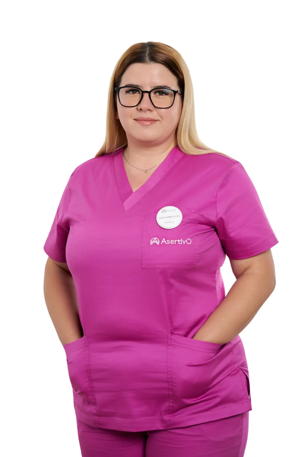 Asistentă medicală în uniformă roz magenta, portret profesional, AsertivO Otopeni