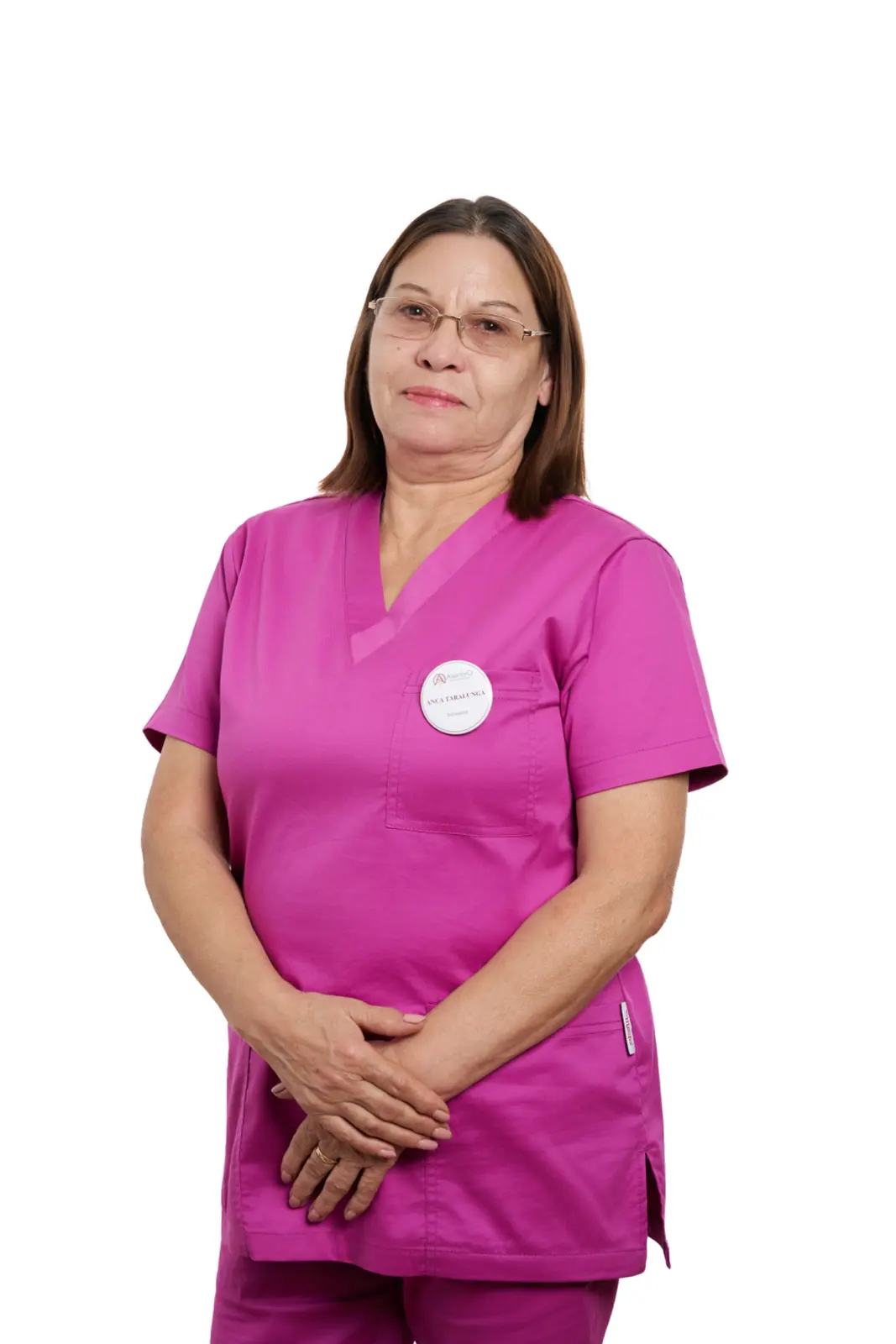 Asistentă medicală în uniformă roz magenta, pozând profesional pentru fotografia de echipă a centrului, AsertivO Otopeni