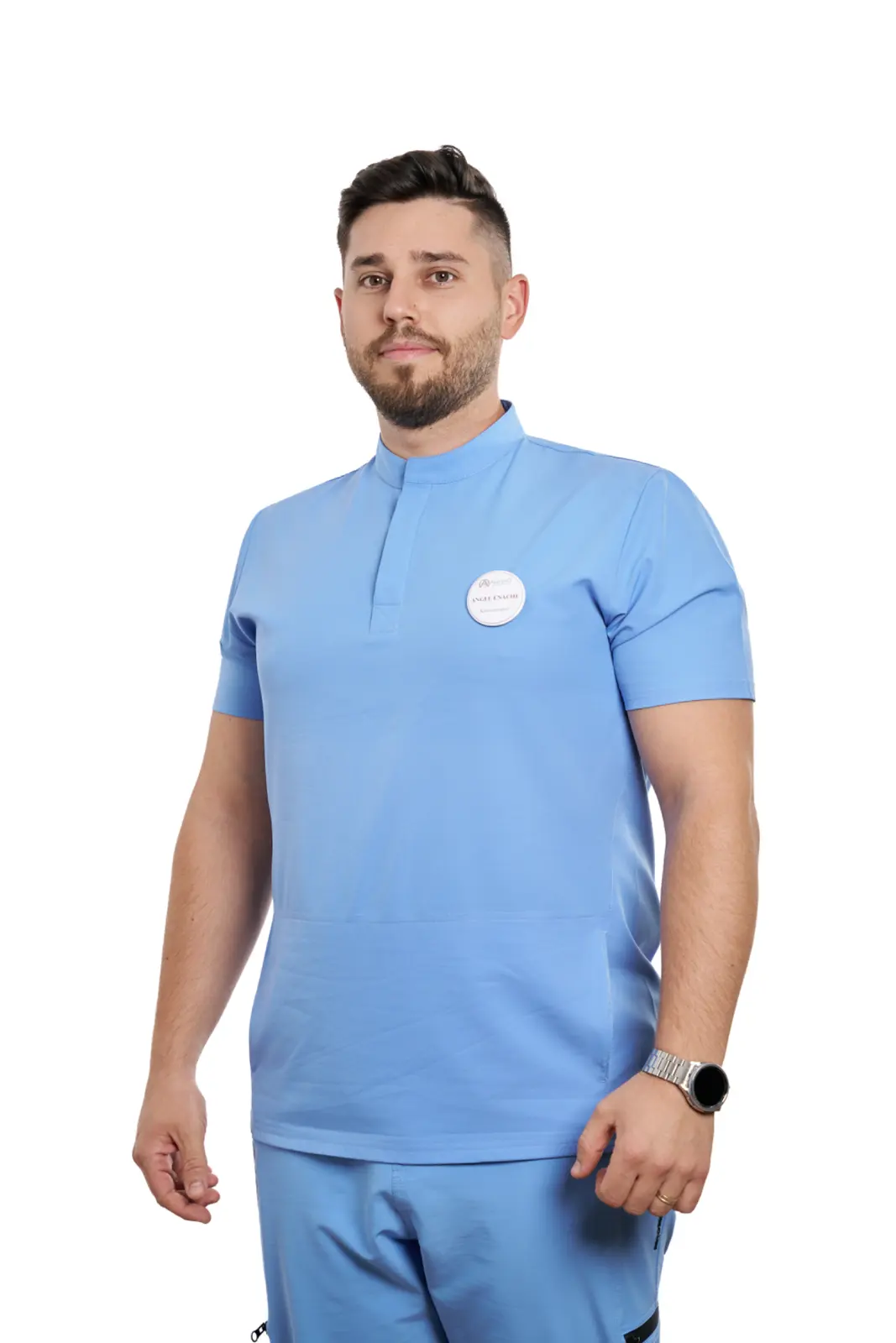 Bărbat tânăr cu barbă, îmbrăcat în uniformă medicală albastră, AsertivO Otopeni