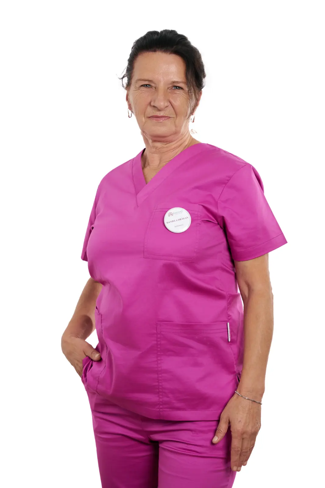 Îngrijitoare în uniformă roz, portret profesional, AsertivO Otopeni