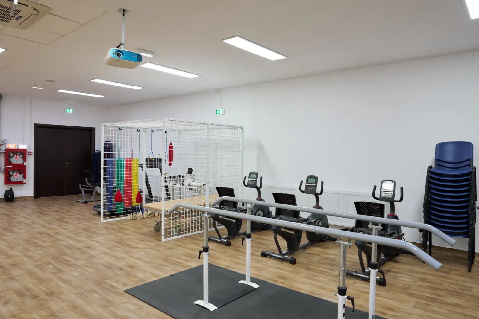 Sală de kinetoterapie cu bare paralele pentru mers, biciclete ergometrice Schwinn, structură, AsertivO Otopeni