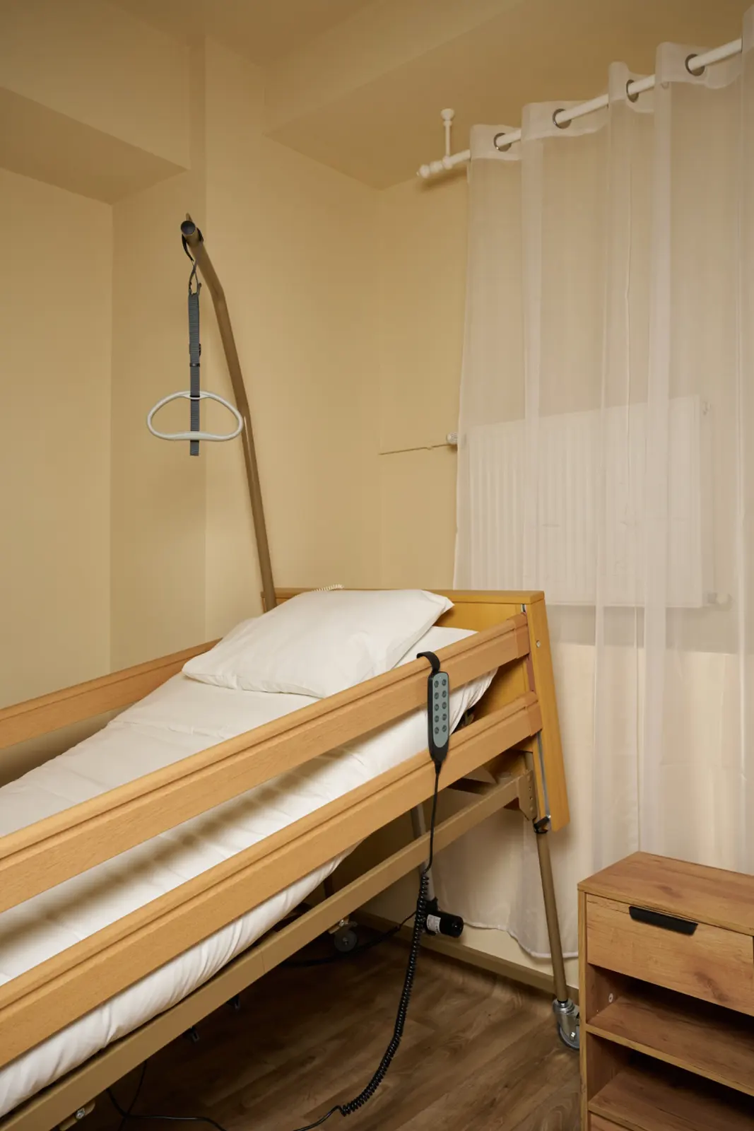 Saltea medicală electrică reglabilă pe cadru din lemn, cu trapez de mobilizare și telecomandă, AsertivO Otopeni