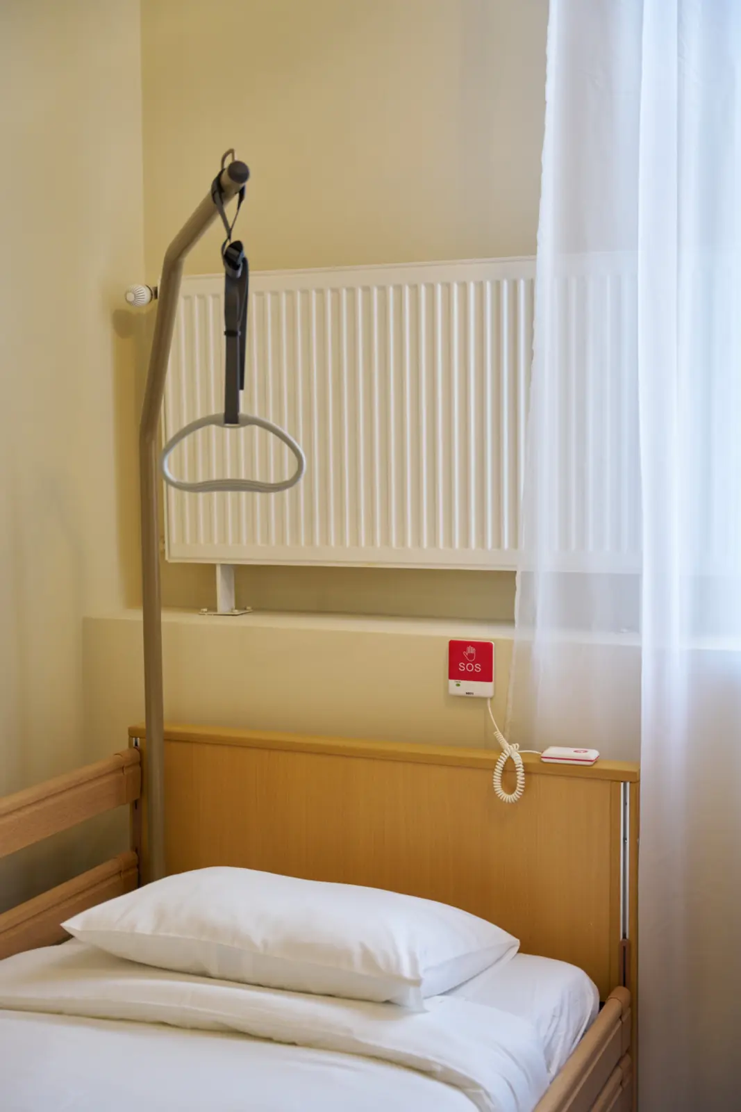 Saltea medicală cu lenjerie albă, mâner ergonomic și buton de urgență SOS pe perete, AsertivO Otopeni