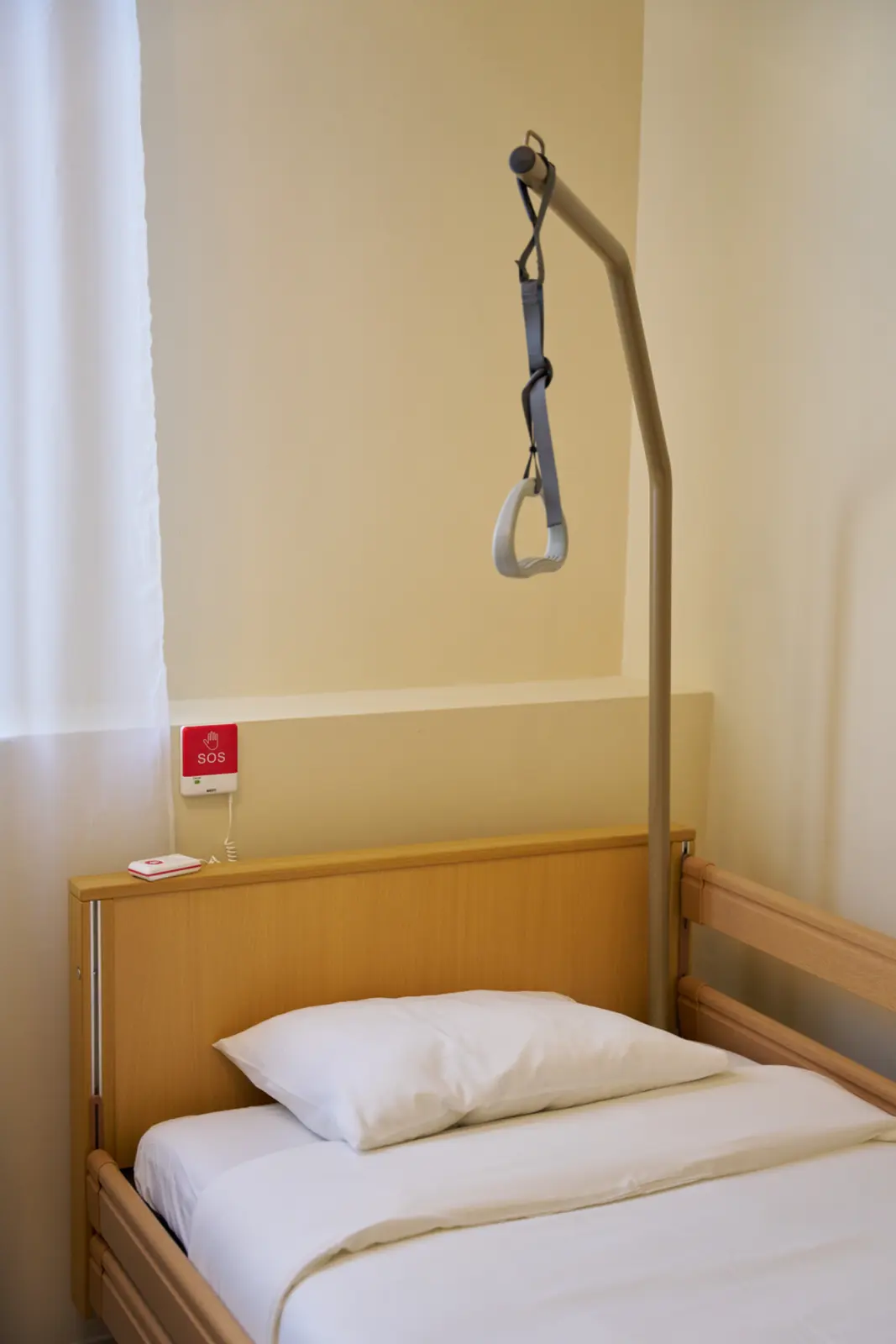 Saltea medicală cu lenjerie albă, trapez medical cu mâner de sprijin, AsertivO Otopeni