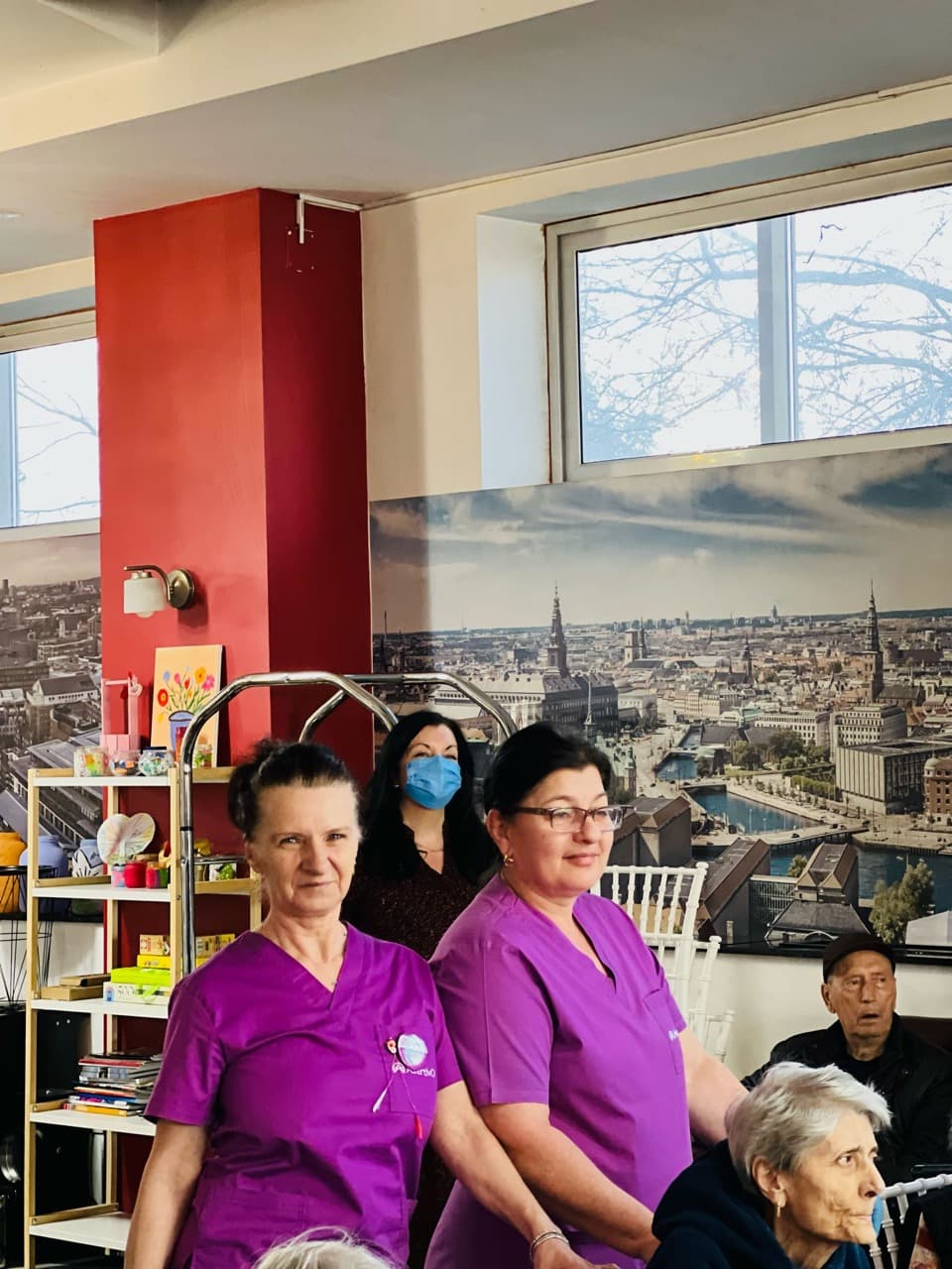 Infirmiere in sala de ingrijire la AsertivO Otopeni