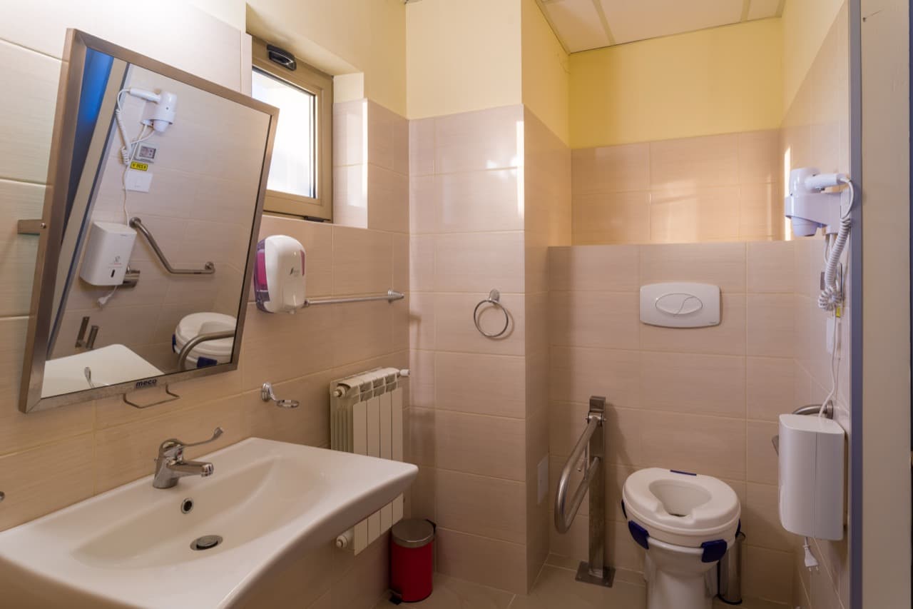 Baie adaptata pentru seniori la AsertivO Otopeni
