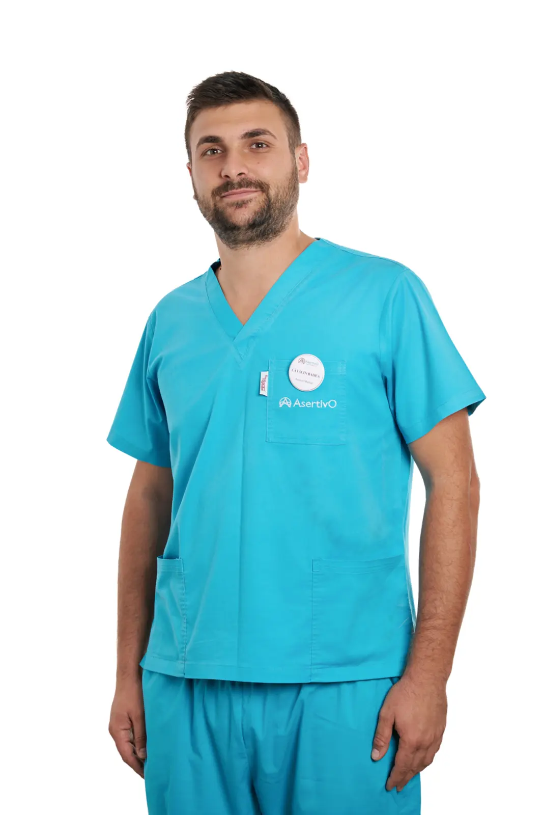 Asistent medical masculin în uniformă turcoaz cu insignă și logo AsertivO, zâmbind, AsertivO Otopeni