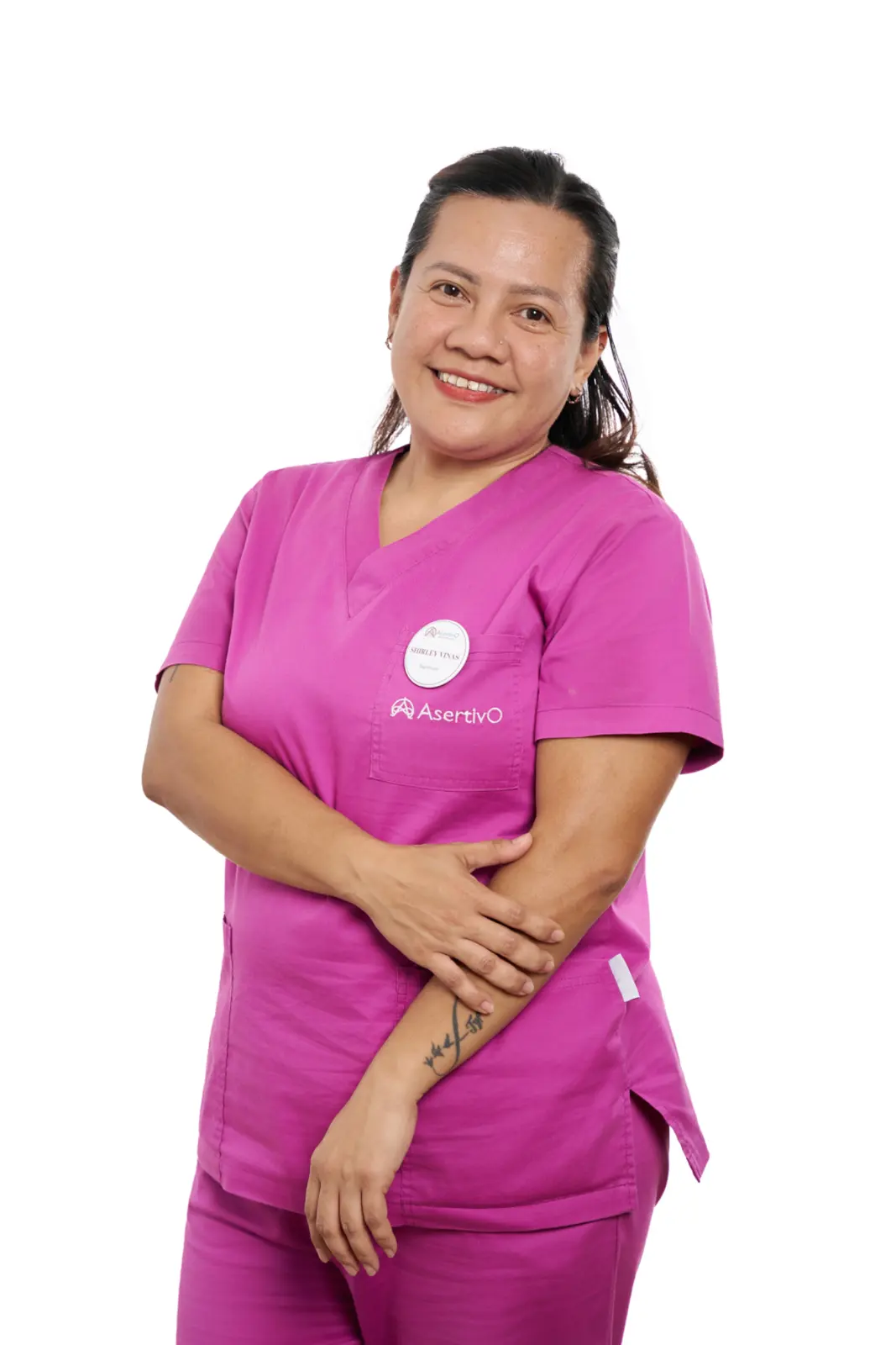 Asistentă medicală din centrul de îngrijire AsertivO, îmbrăcată în uniformă roz, zâmbind, AsertivO Otopeni