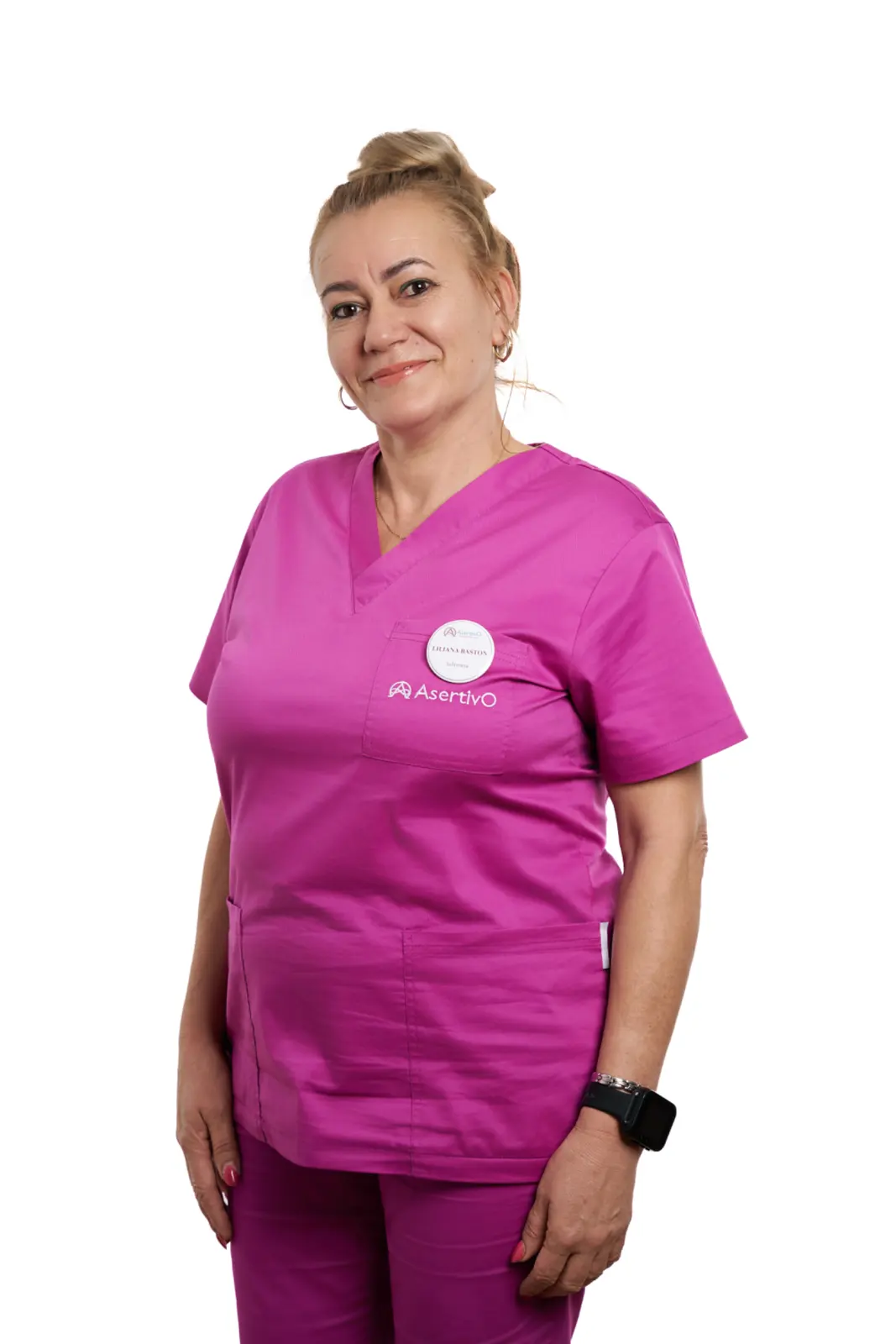 Asistentă medicală în uniformă roz, portret profesional, AsertivO Otopeni
