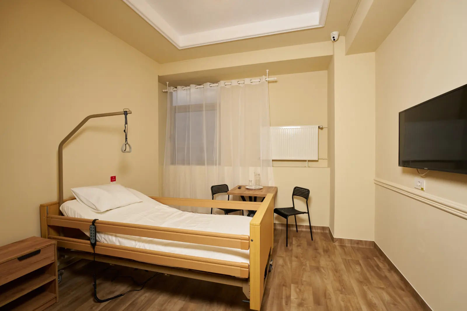 Cameră individuală luminoasă dintr-un centru de îngrijire pentru seniori, AsertivO Otopeni