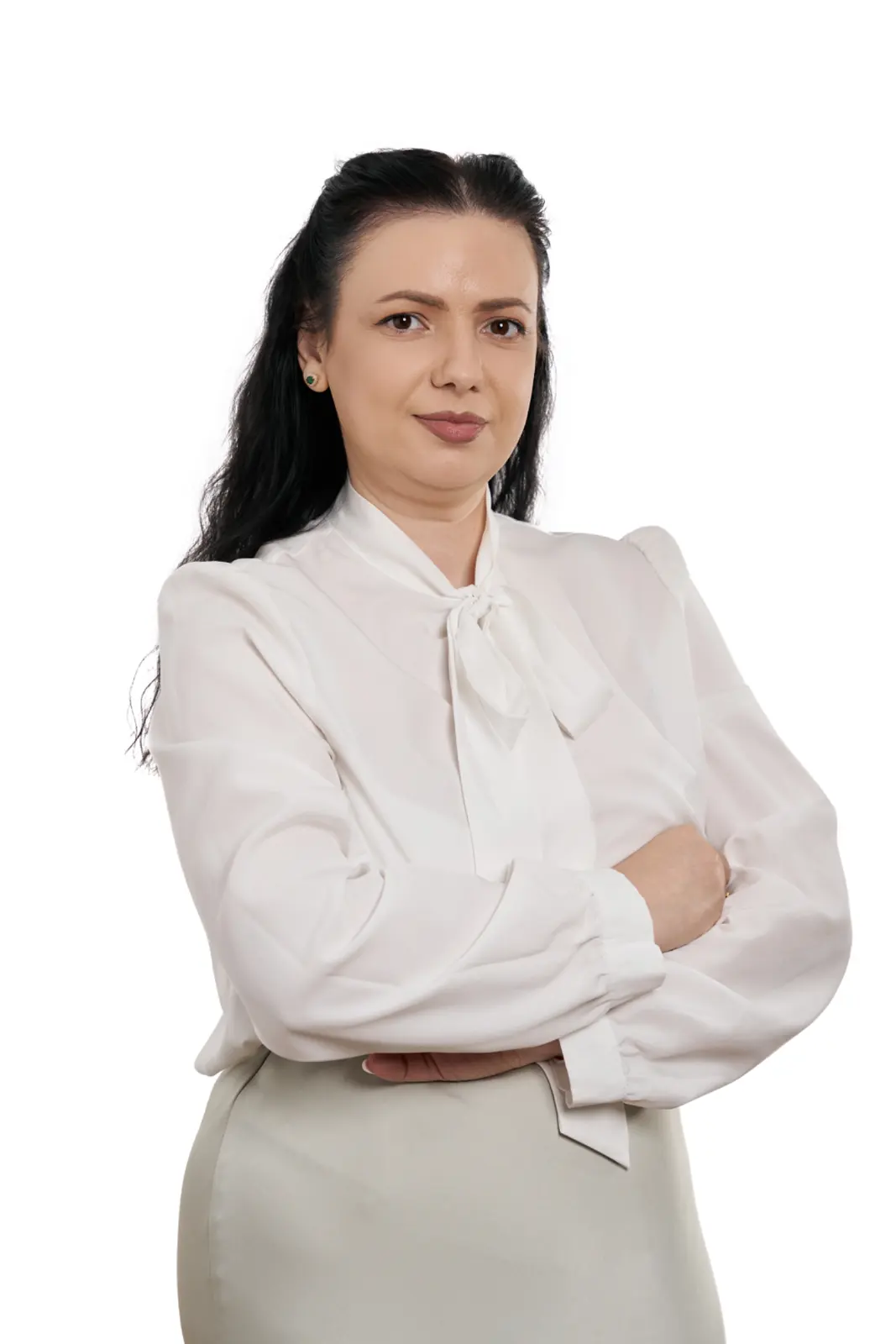 Femeie din echipa centrului de îngrijire pentru seniori, îmbrăcată în bluză albă cu fundă, AsertivO Otopeni