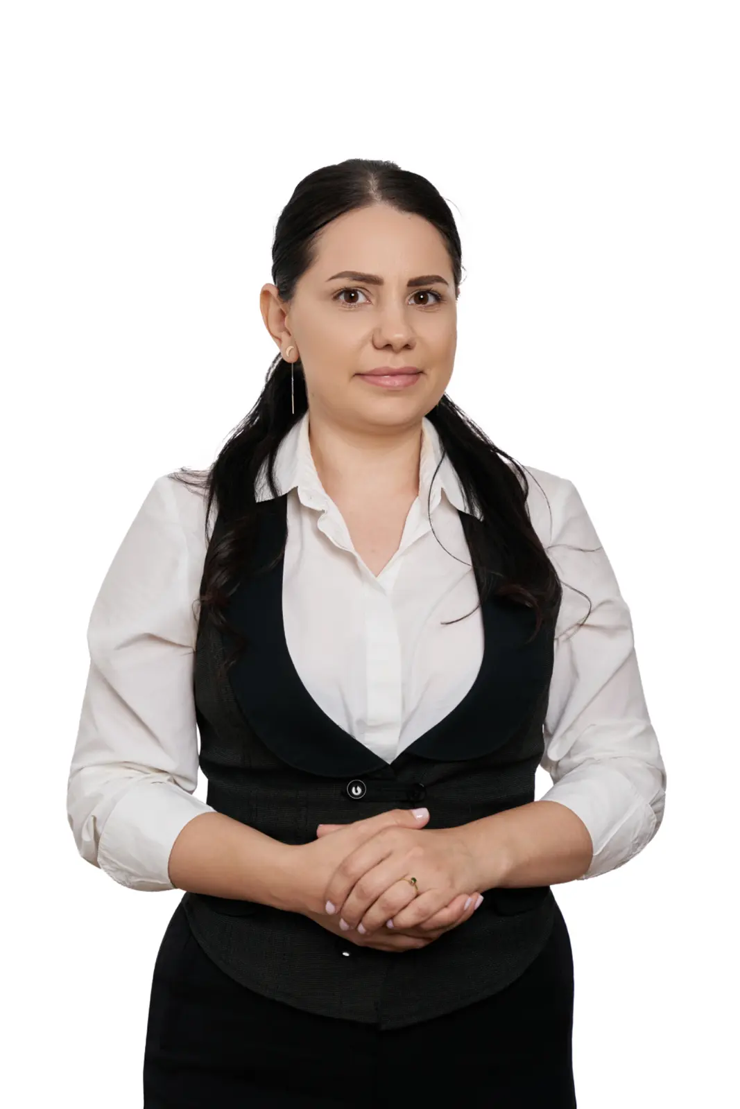 Femeie din personalul centrului de îngrijire pentru seniori, îmbrăcată în uniformă albă și vestă neagră, AsertivO Otopeni