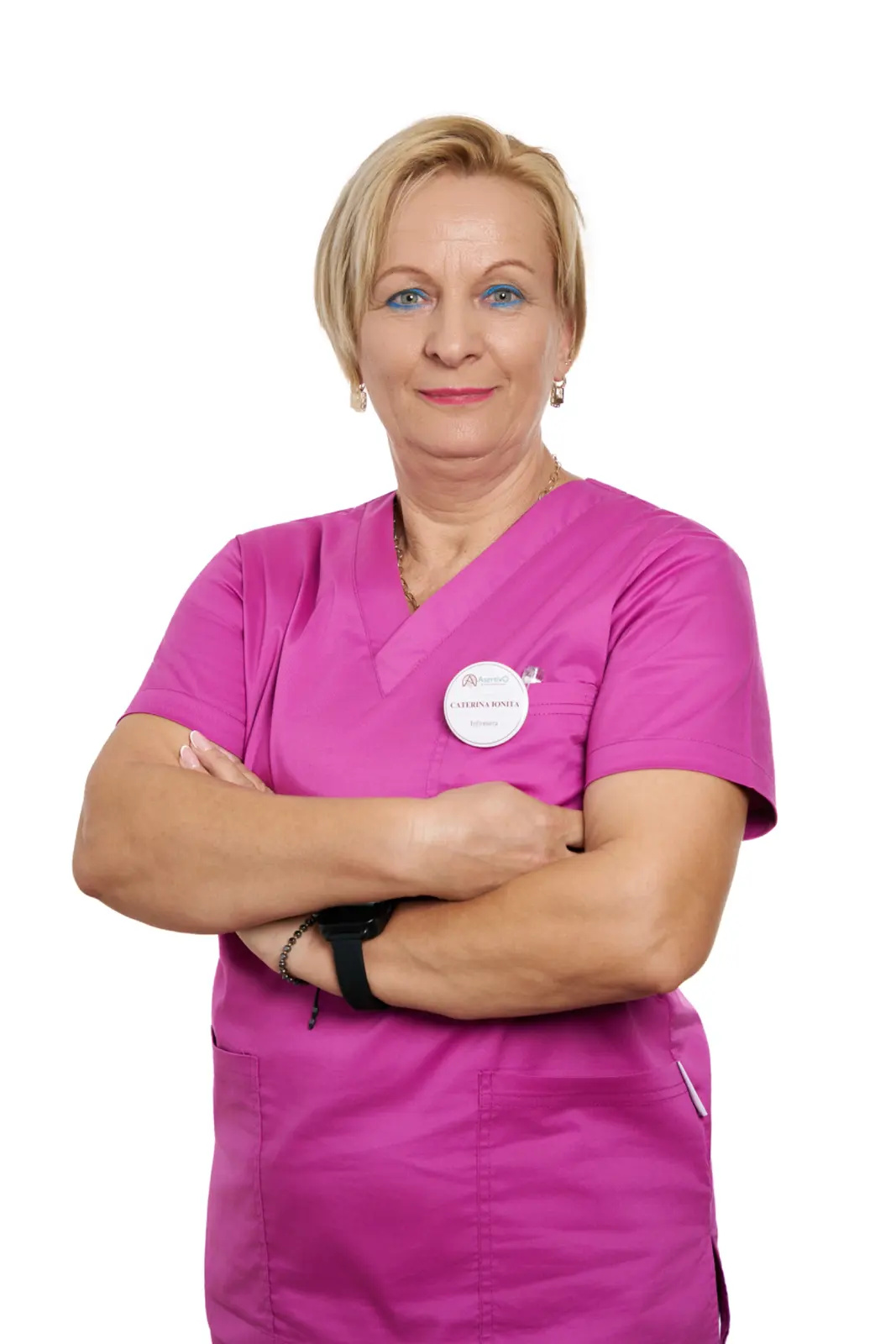 Infirmieră în uniformă roz, cu brațele încrucișate, portret profesional, AsertivO Otopeni