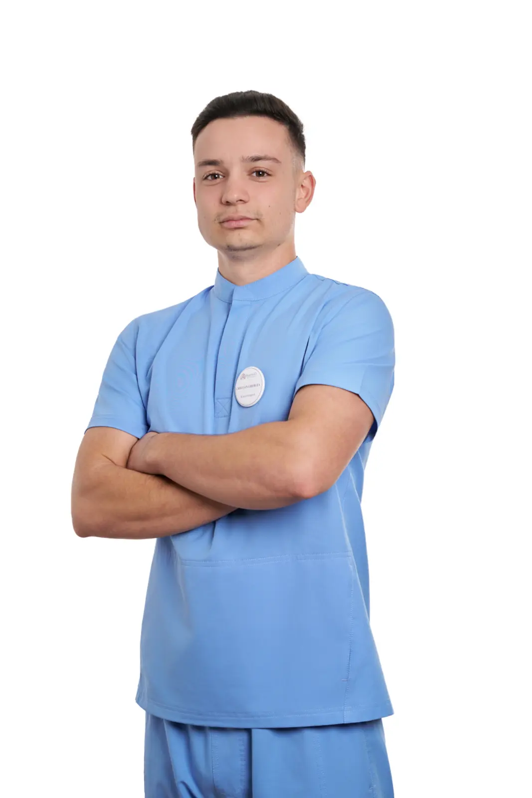Membru al echipei medicale în uniformă albastră, pozând cu brațele încrucișate, AsertivO Otopeni