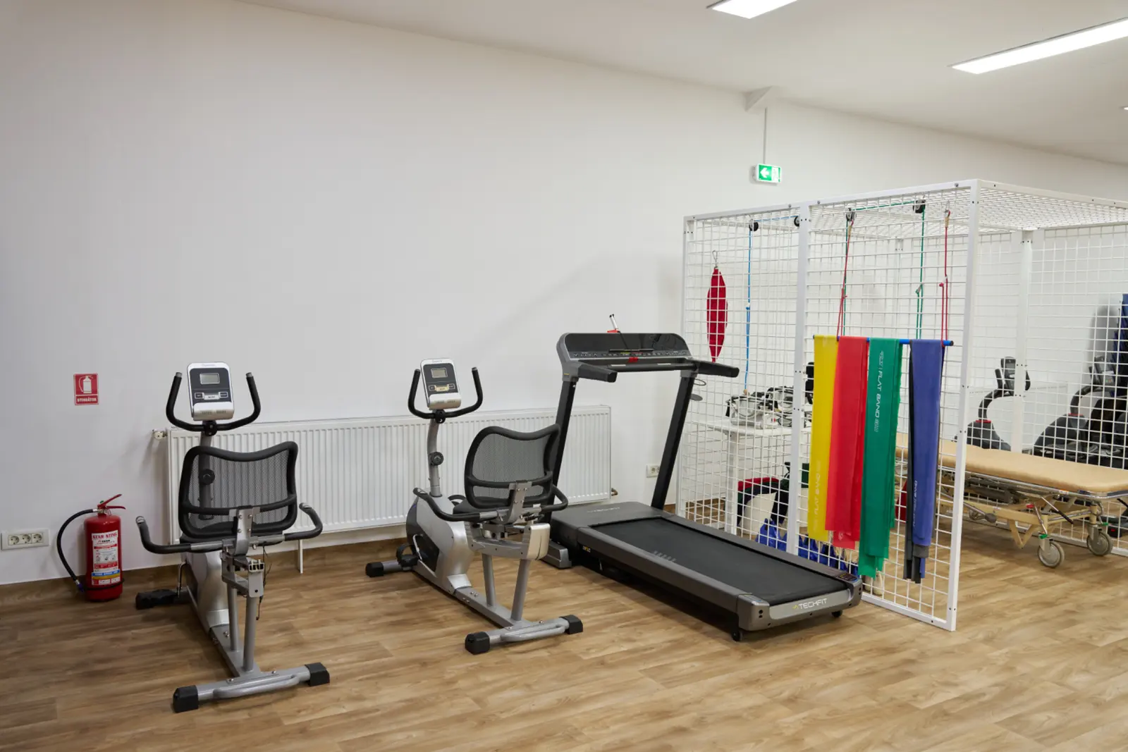 Sală de kinetoterapie cu două biciclete medicinale, bandă de alergare TechFit, benzi elastice colorate, AsertivO Otopeni