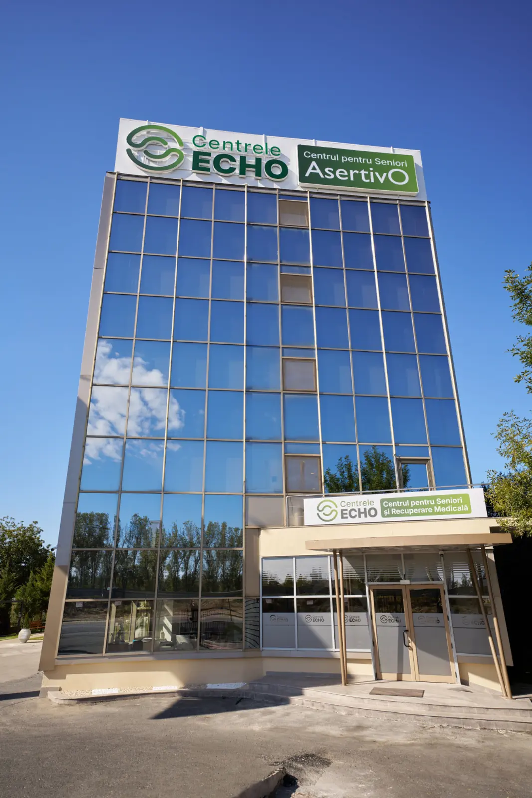 Vedere exterioară a clădirii Centrele ECHO, Centrul pentru Seniori AsertivO, cu fațadă din sticlă, AsertivO Otopeni