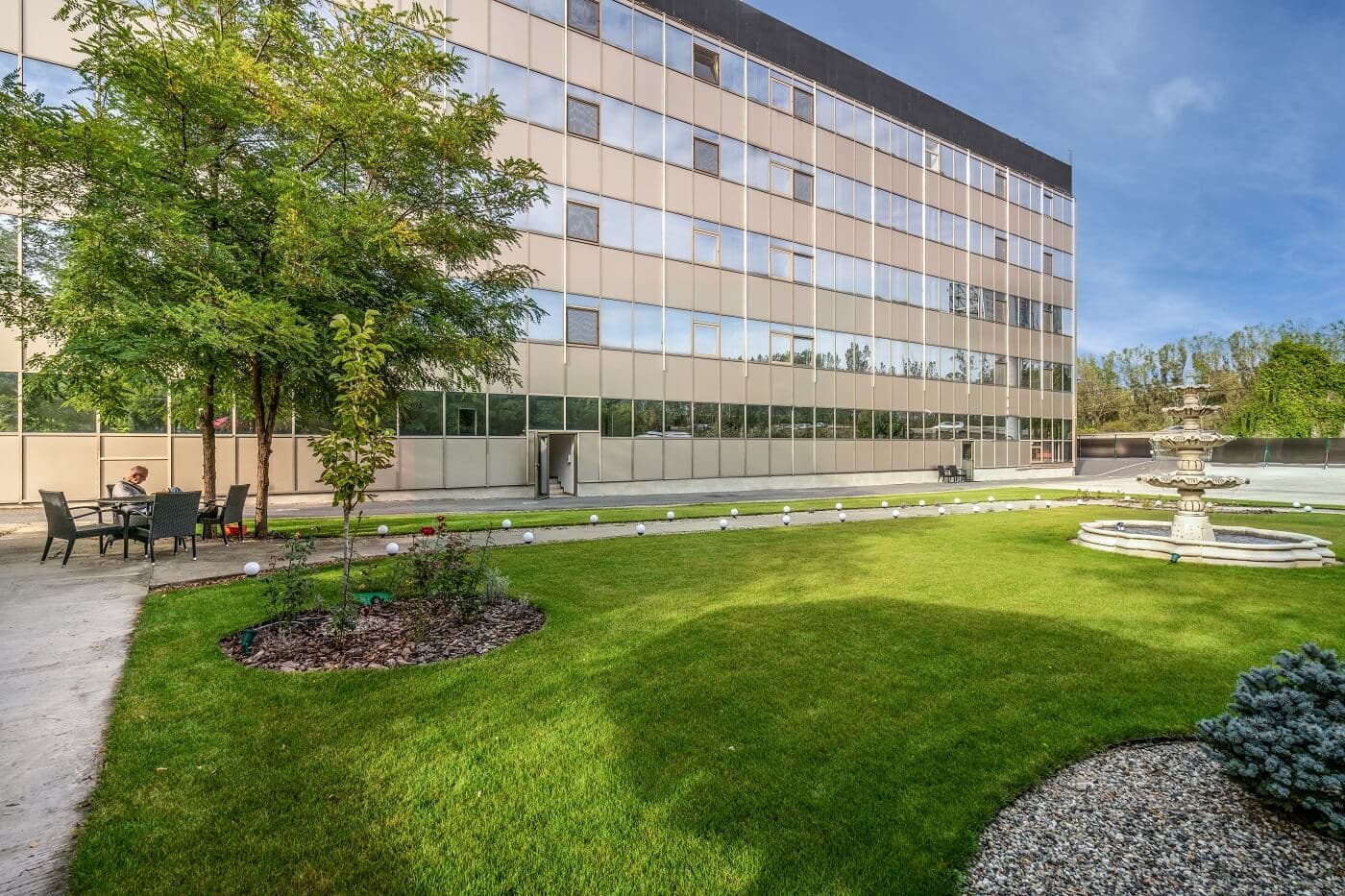 AsertivO - clădirea principală cu logo, Otopeni