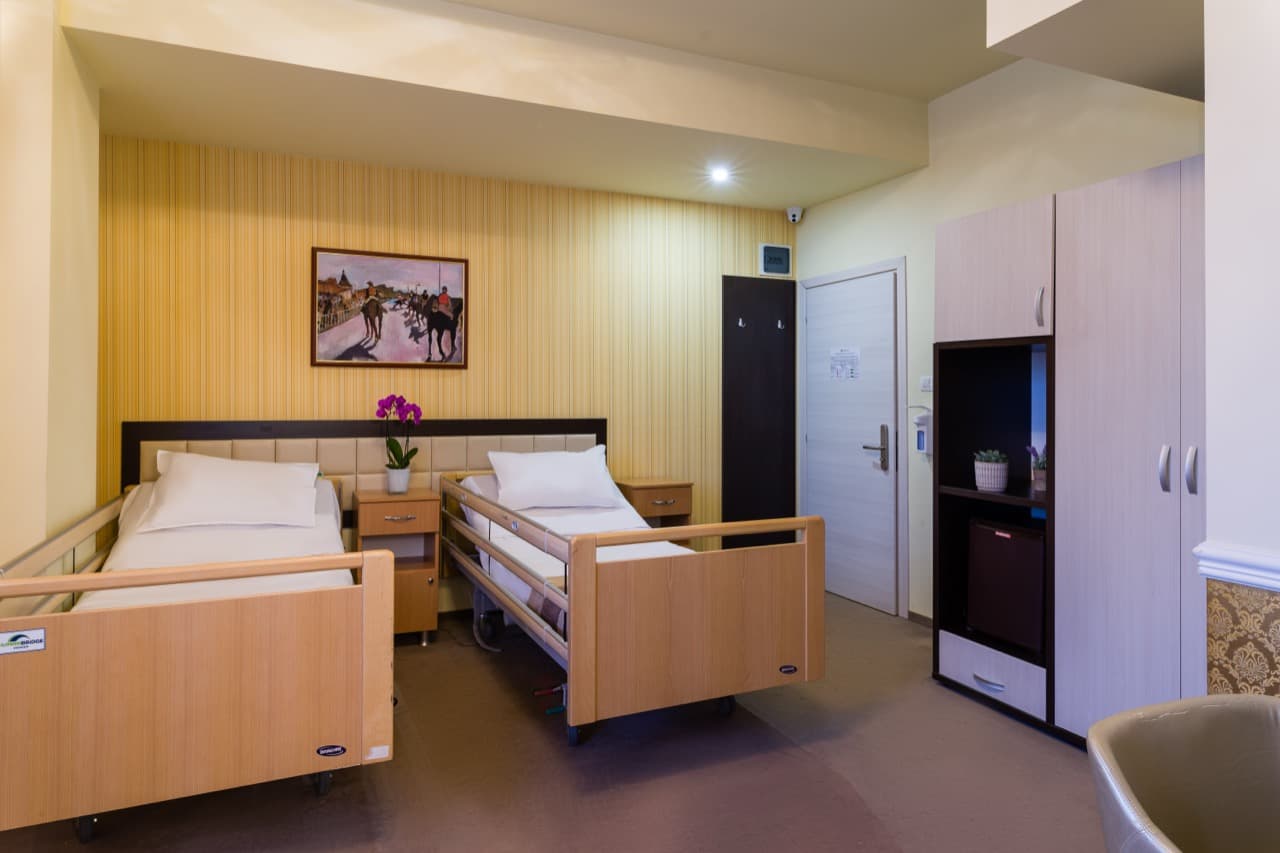 Camera cu paturi medicale la AsertivO Otopeni