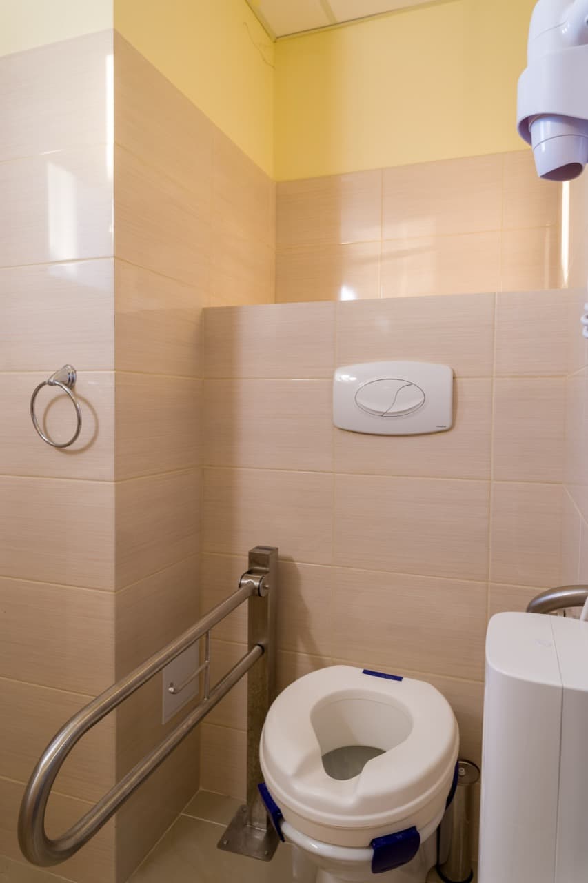Toaleta adaptata cu bare de sprijin la AsertivO Otopeni
